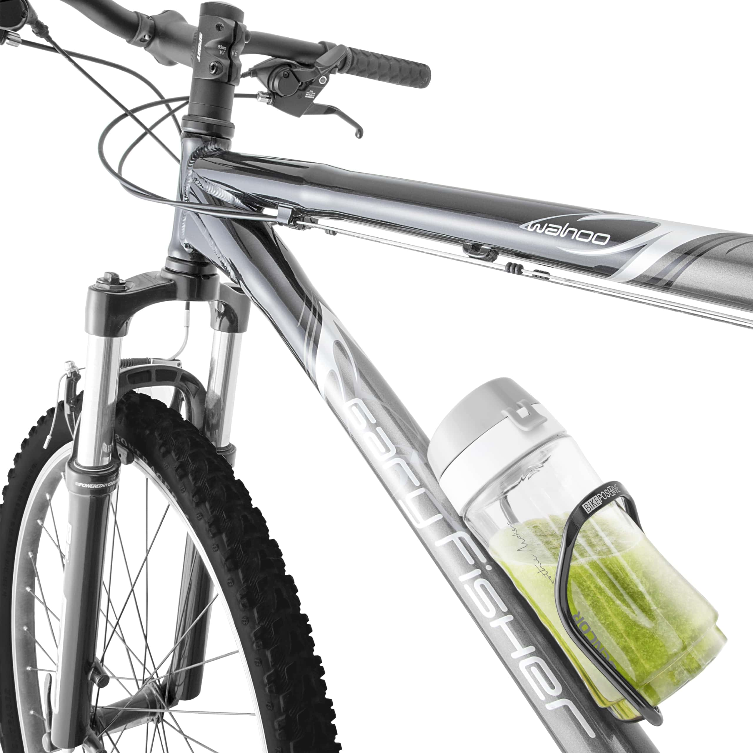 Ein graues Mountainbike mit einer grünen Trinkflasche am Rahmen vor weißem Hintergrund.