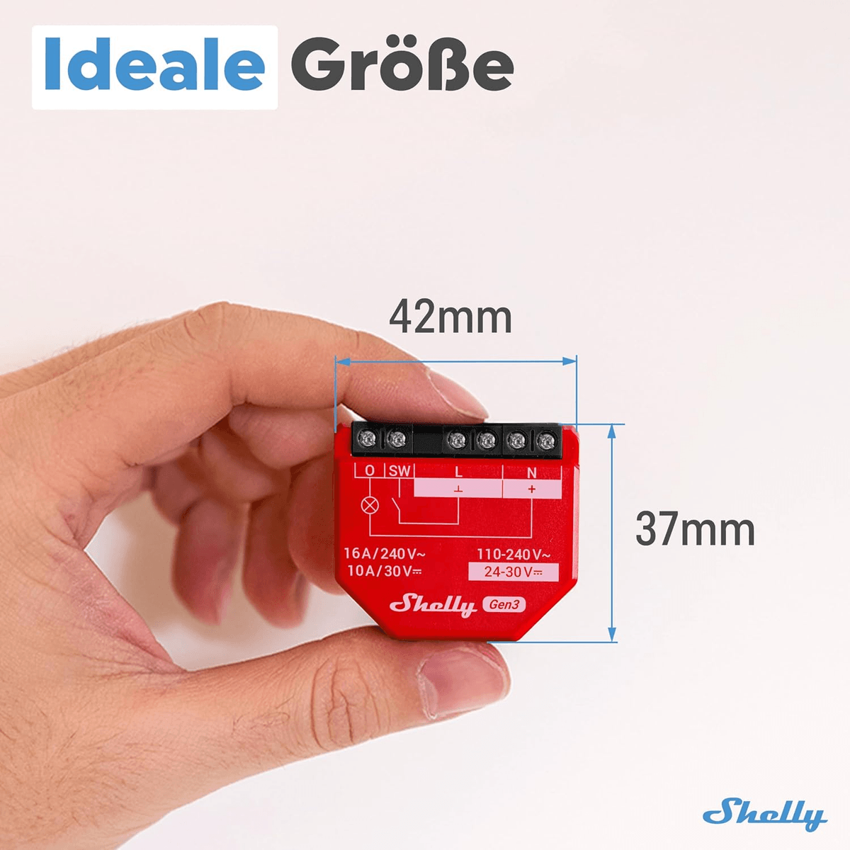 Elde 42mm ve 37mm boyutlarında kırmızı Shelly Gen3 rölesi.