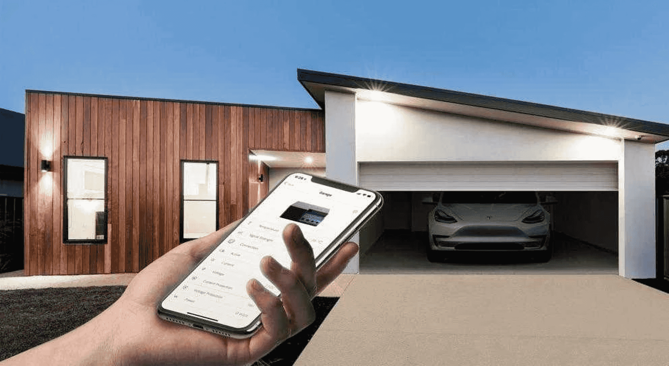 Garaj uygulamalı akıllı telefon tutan el, arka planda modern ev ve açık garajda araba.