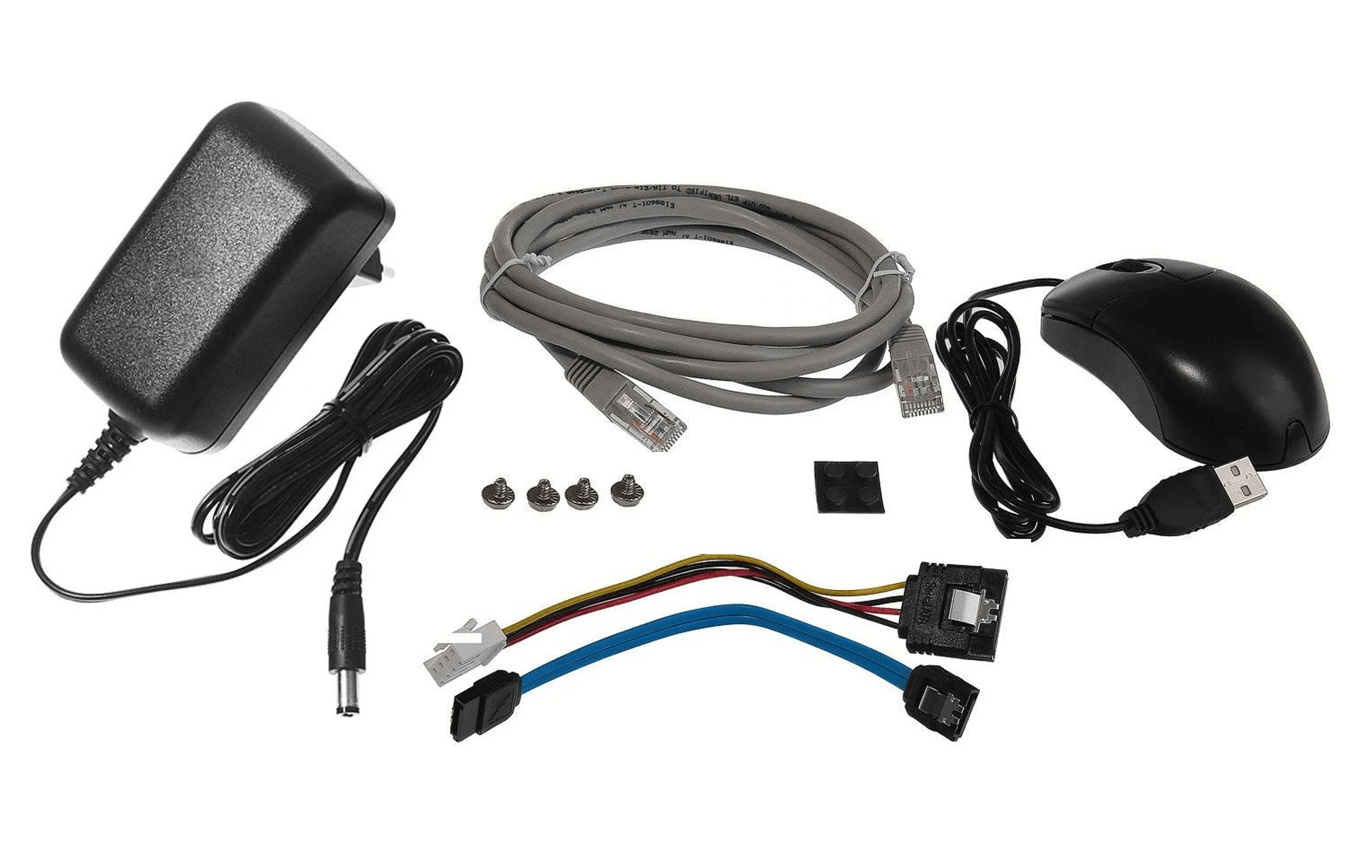Verschiedene Computer-Zubehörteile: Netzteil, graues Kabel, schwarze Maus, Schrauben und SATA-Kabel auf weißem Grund.
