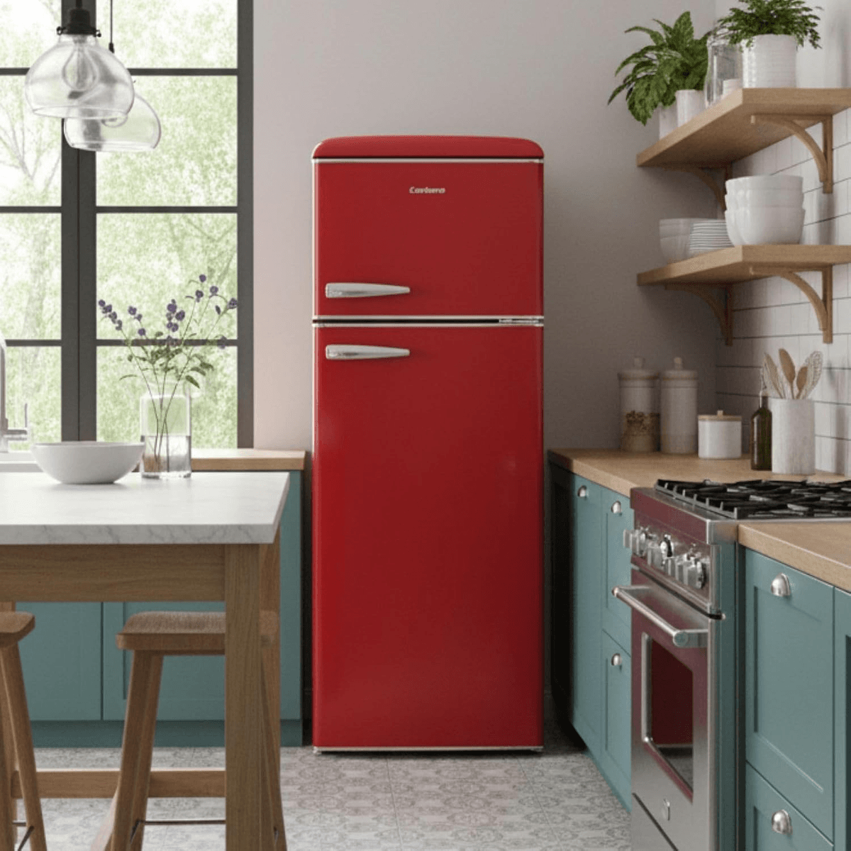 Cocina retro con frigorífico rojo brillante, armarios azules, mostradores de madera y utensilios.