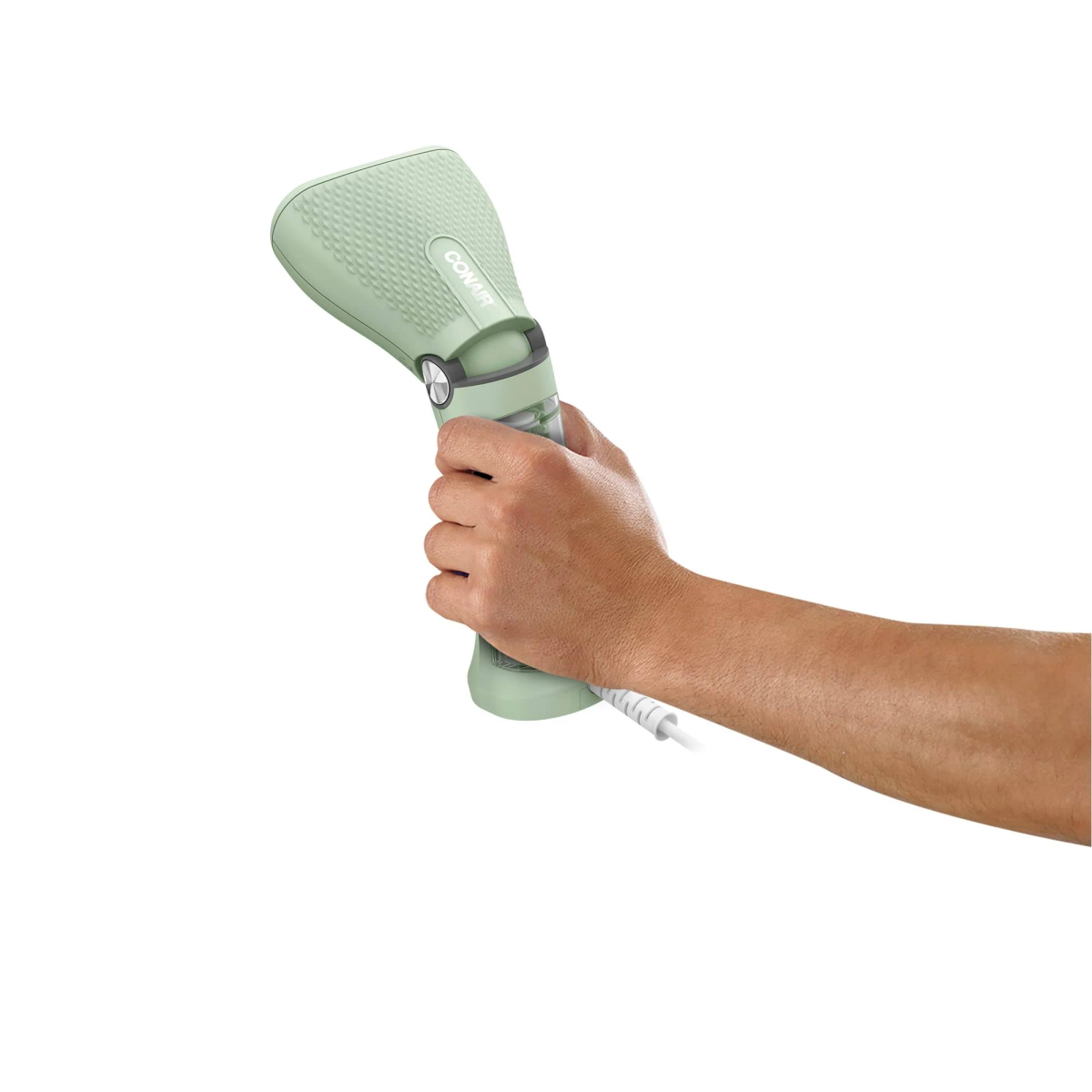 Una mano sostiene un vaporizador de ropa portátil verde claro con un cable blanco sobre fondo blanco.
