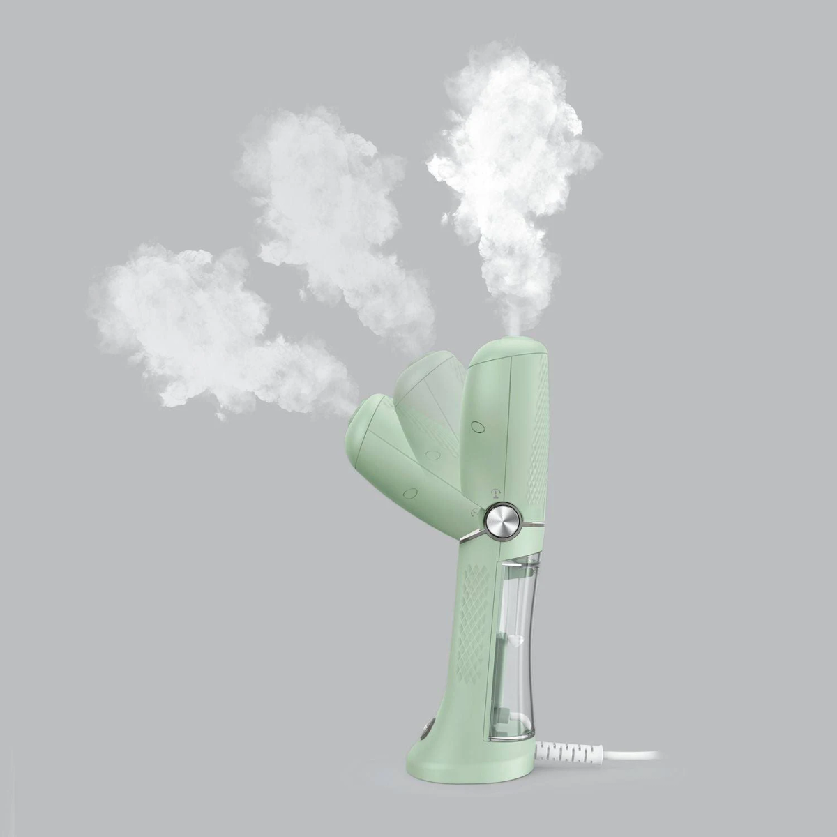 Una plancha de vapor vertical de color verde menta emitiendo vapor sobre un fondo gris.