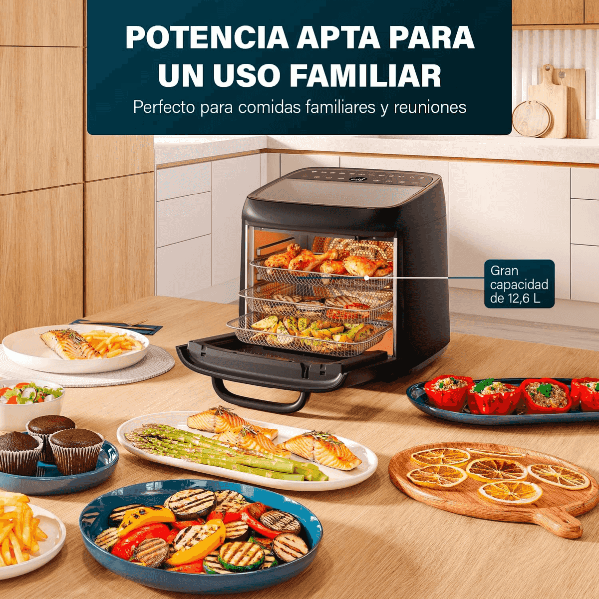 Una freidora de aire negra con comida dentro sobre una encimera rodeada de varios platos.