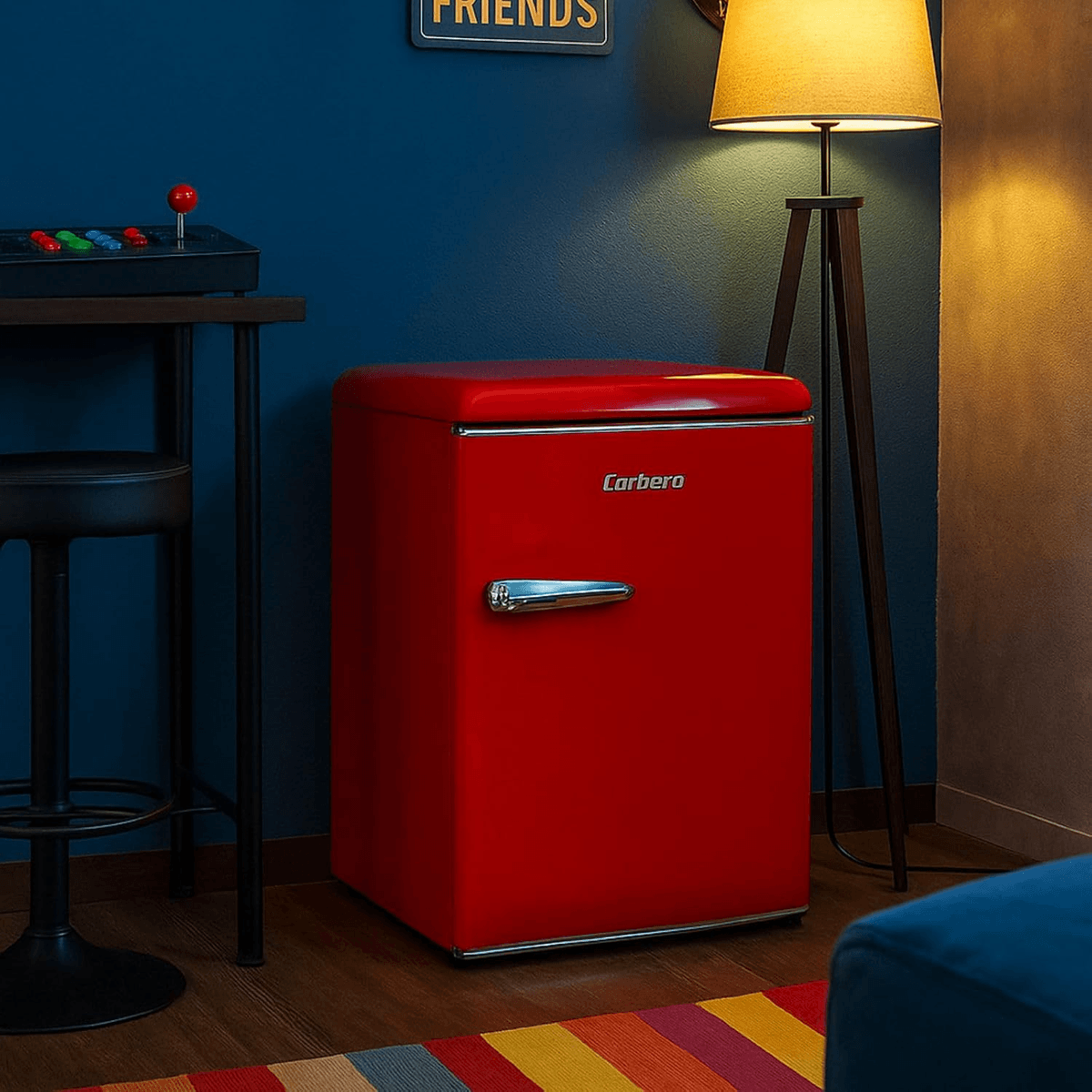 Una mini nevera retro roja se encuentra en una habitación azul junto a una lámpara de pie y una mesa.