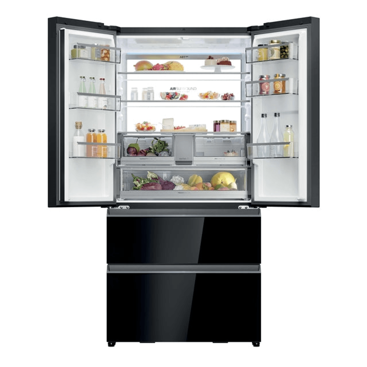 Un refrigerador negro moderno abierto con estantes de vidrio llenos, compartimentos en las puertas y dos cajones inferiores.