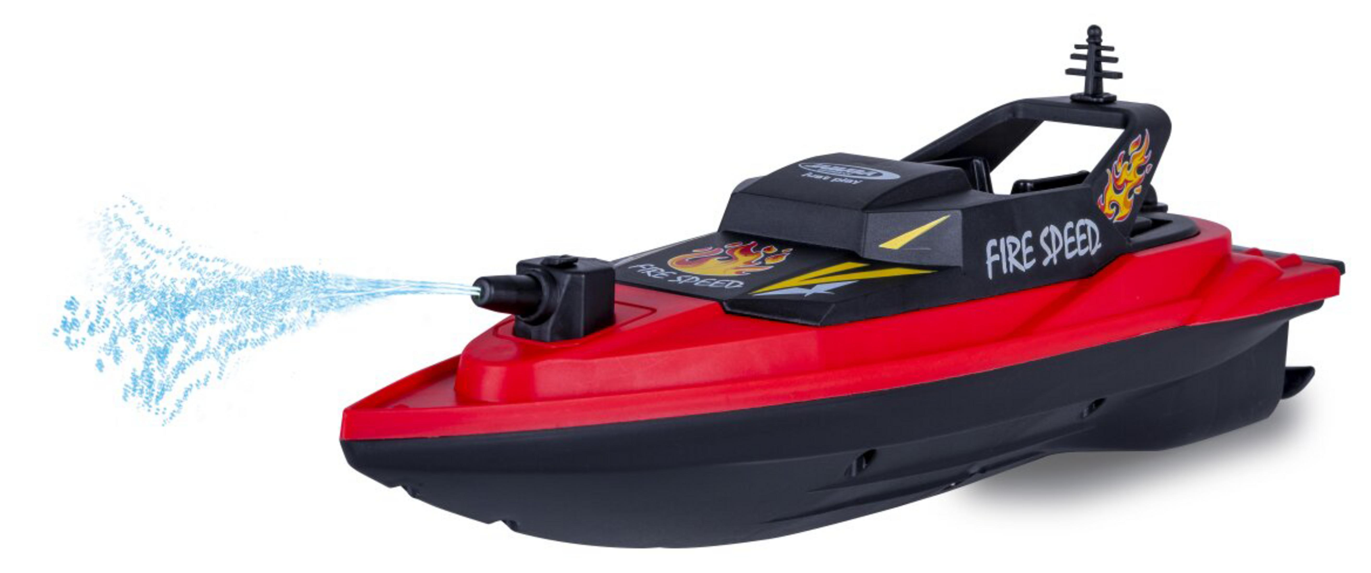 Ein rot-schwarzes ferngesteuertes Feuerlöschboot spritzt Wasser aus einer Bugdüse auf weißem Hintergrund.