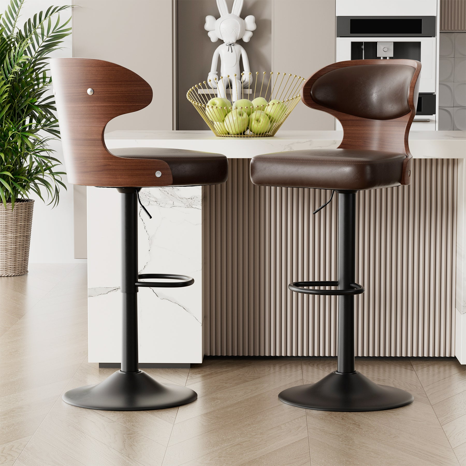 Zwei moderne Holz-Barhocker mit braunen Ledersitzen stehen vor einer Kücheninsel mit Obstschale.