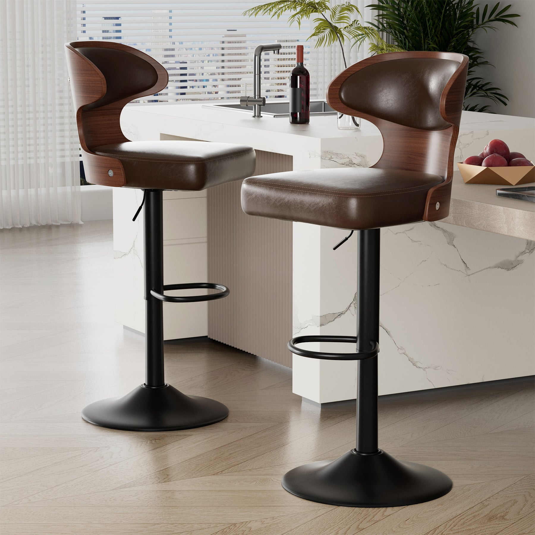 Zwei moderne Barhocker mit Holzschale und braunem Leder stehen vor einer weißen Marmor-Kücheninsel.