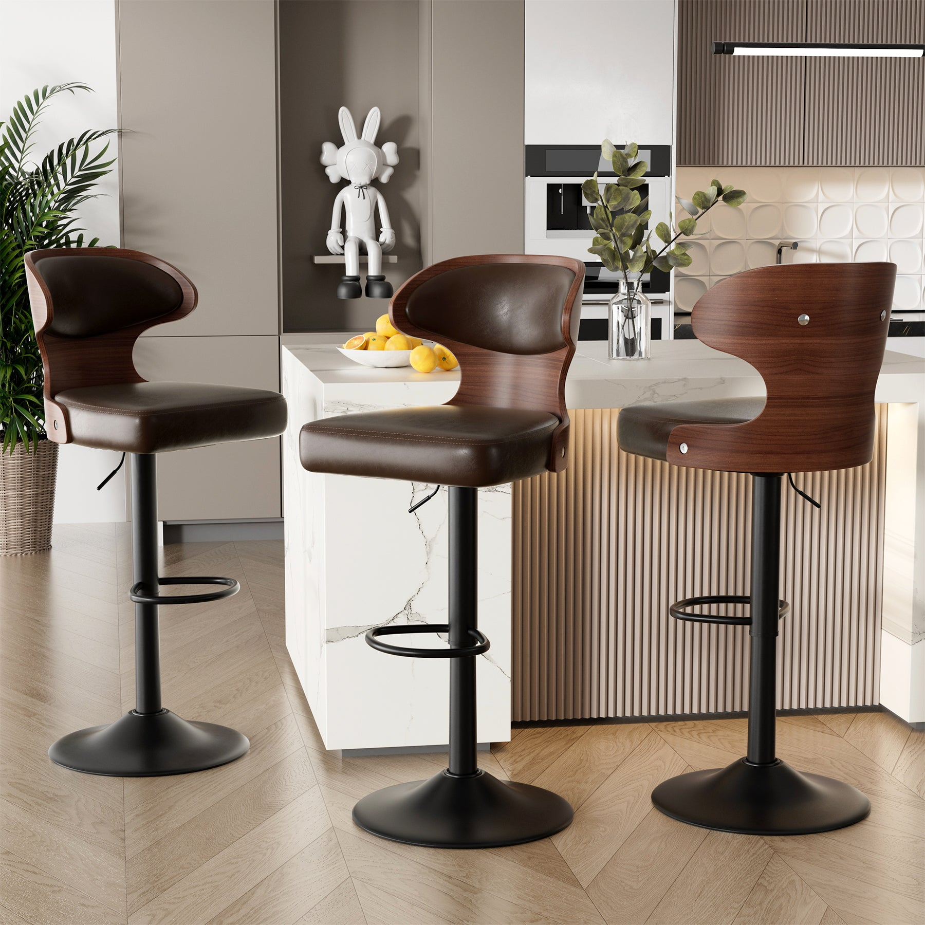Drei moderne Barhocker mit dunklen Ledersitzen und Hol Rückenlehnen stehen in einer hellen Küche.