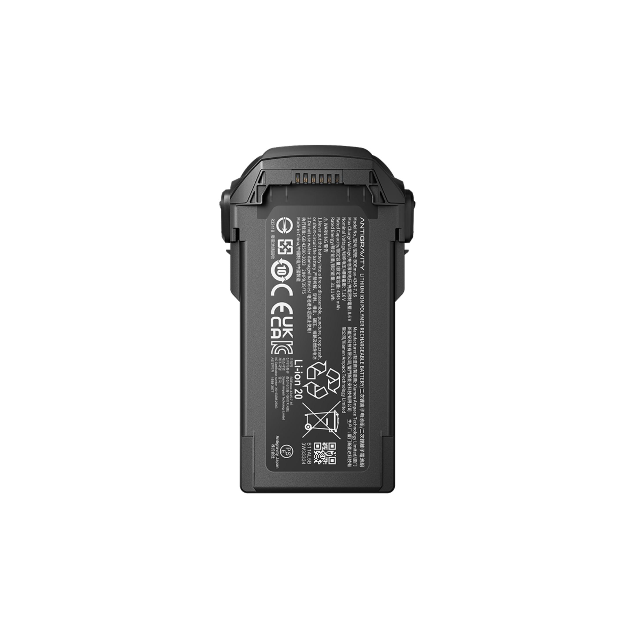 Eine schwarze Drohnenbatterie mit Warnetiketten, technischen Daten und Zertifizierungszeichen auf der Rückseite.