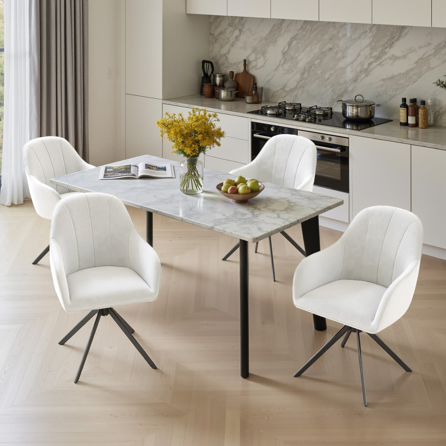 Moderne weiße Esszimmerstühle mit schwarzen Beinen um einen Marmortisch in einer Küche.