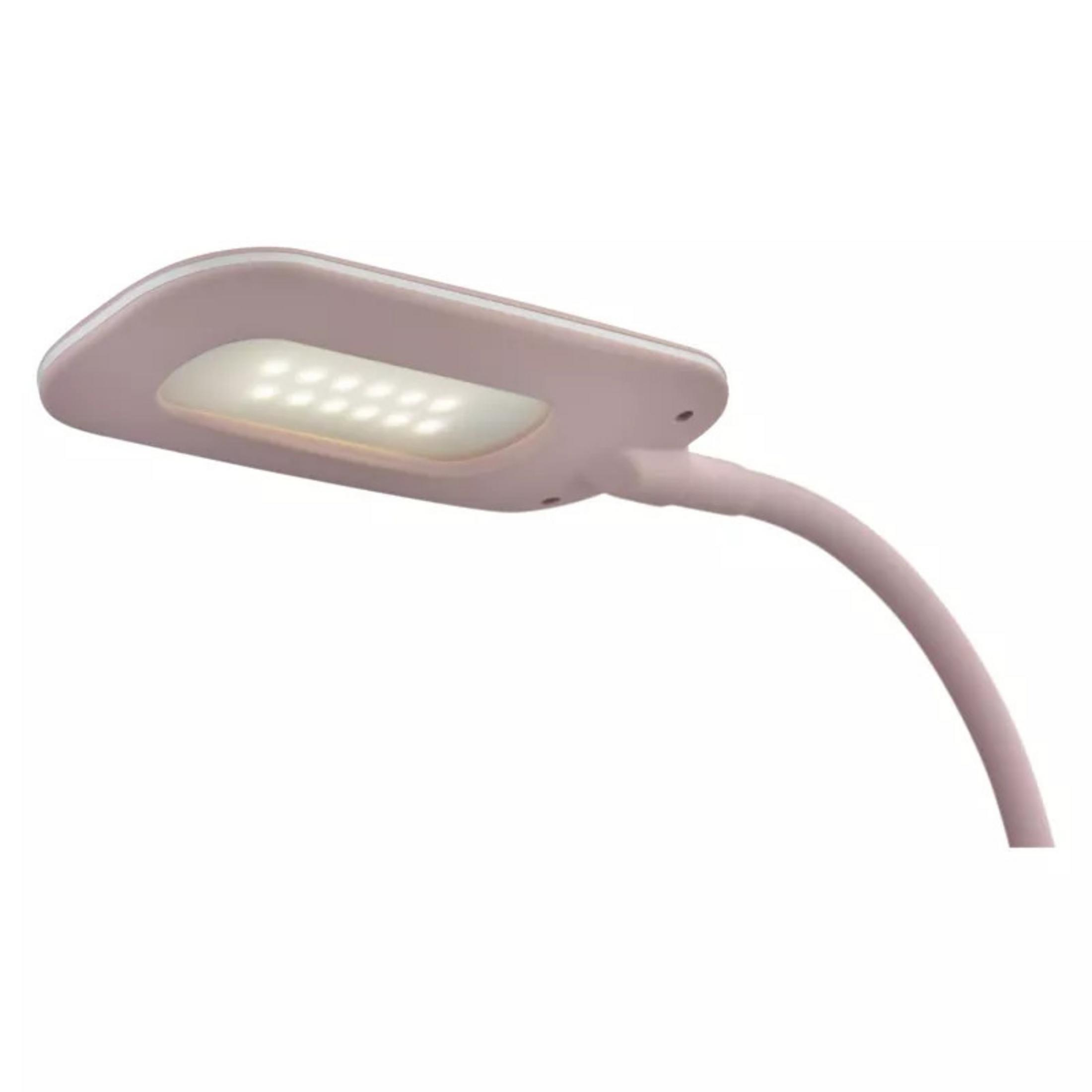Eine rosa Schreibtischlampe mit flexiblem Hals und leuchtenden LEDs auf weißem Hintergrund.