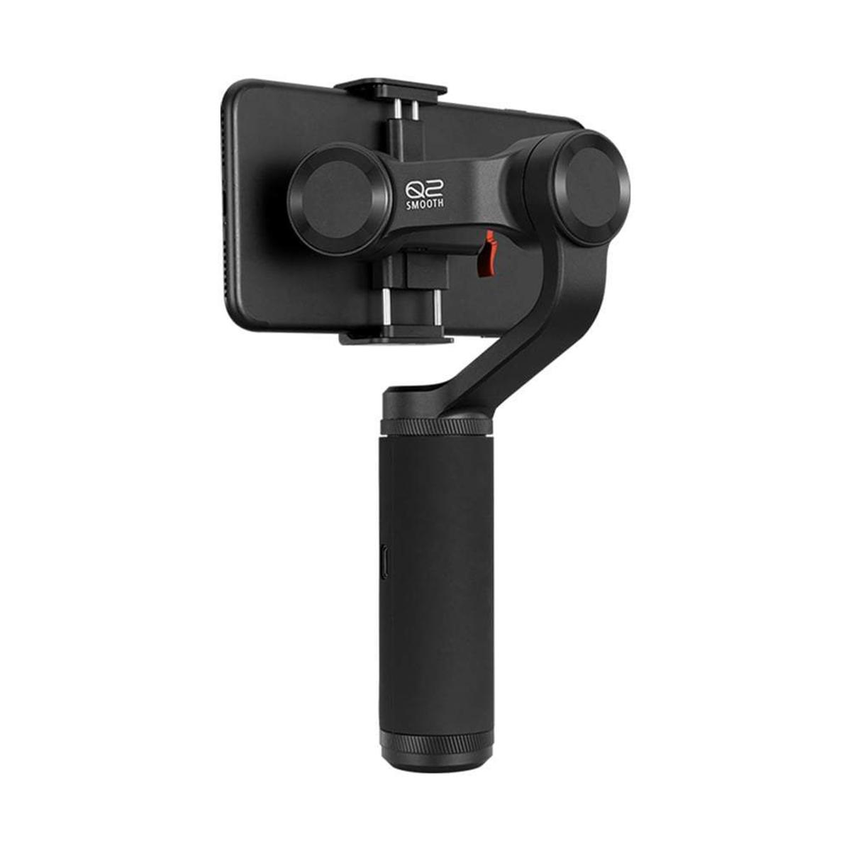 Ein schwarzes Smartphone auf einem schwarzen Smooth Q2 Hand-Motor-Gimbal-Stabilisator vor weißem Hintergrund.