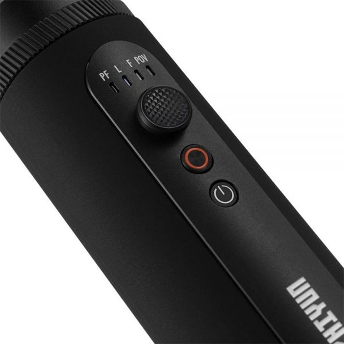 Nahaufnahme der Bedienelemente eines schwarzen Gimbal-Griffs mit Joystick, Aufnahme- und Ein-Aus-Tasten.