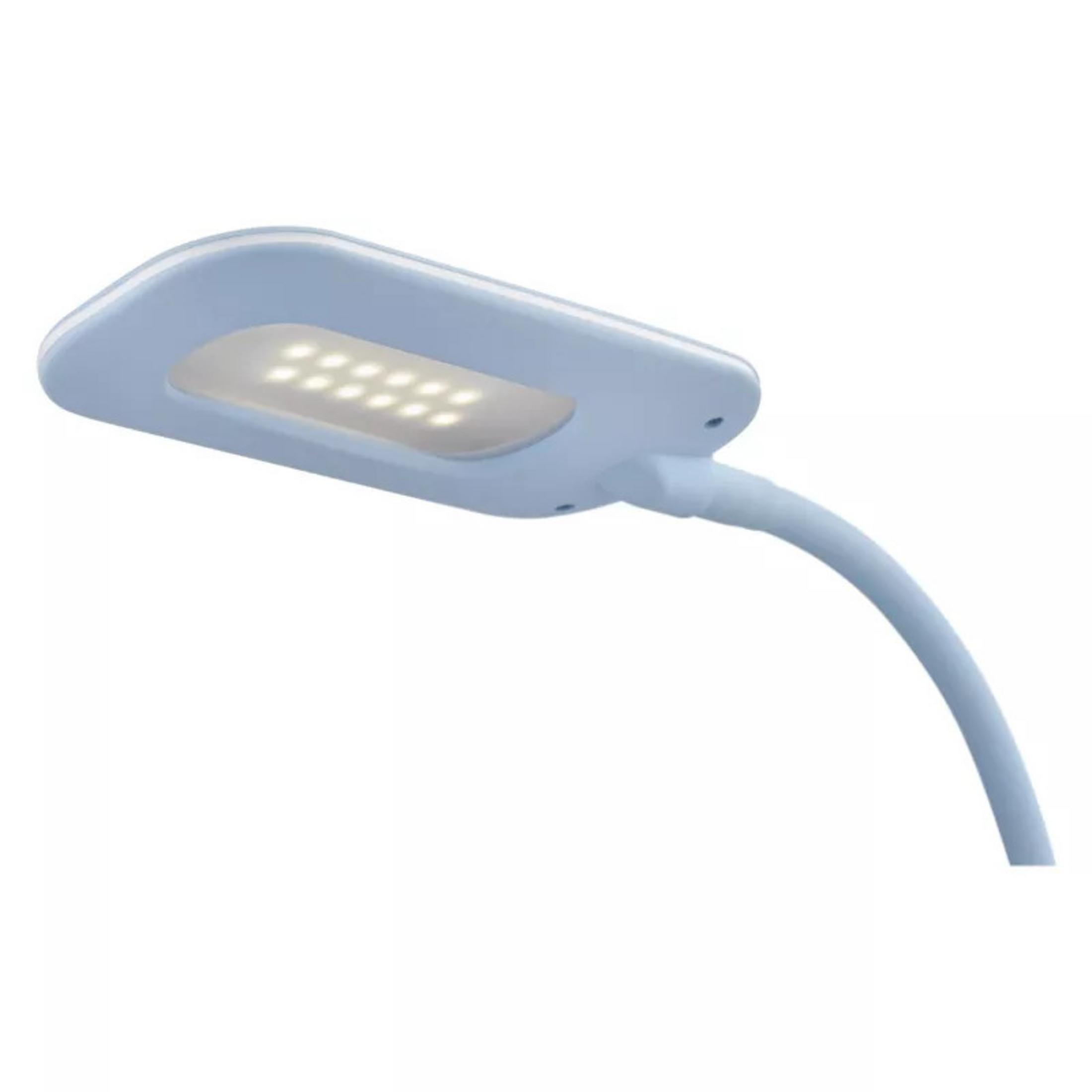 Ein hellblauer Schreibtischlampenkopf mit leuchtenden LEDs und flexiblem Schwanenhals vor weißem Hintergrund.