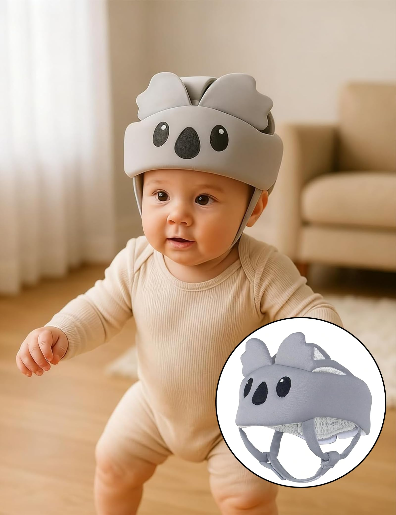 Ein Baby mit einem grauen Koala-Sicherheitshelm mit Ohren steht im Haus mit einem verschwommenen Sofa im Hintergrund.