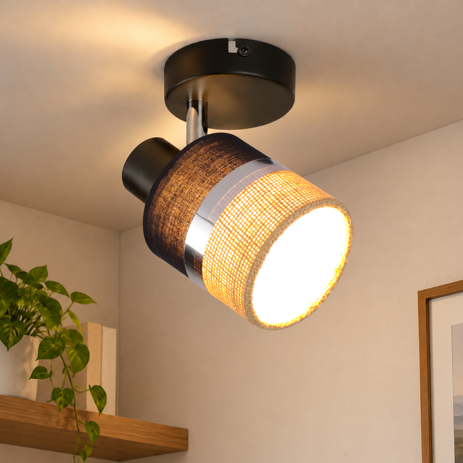 Deckenstrahler mit Stoffschirm in Braun und Naturfarben, beleuchtet und an der Decke montiert.