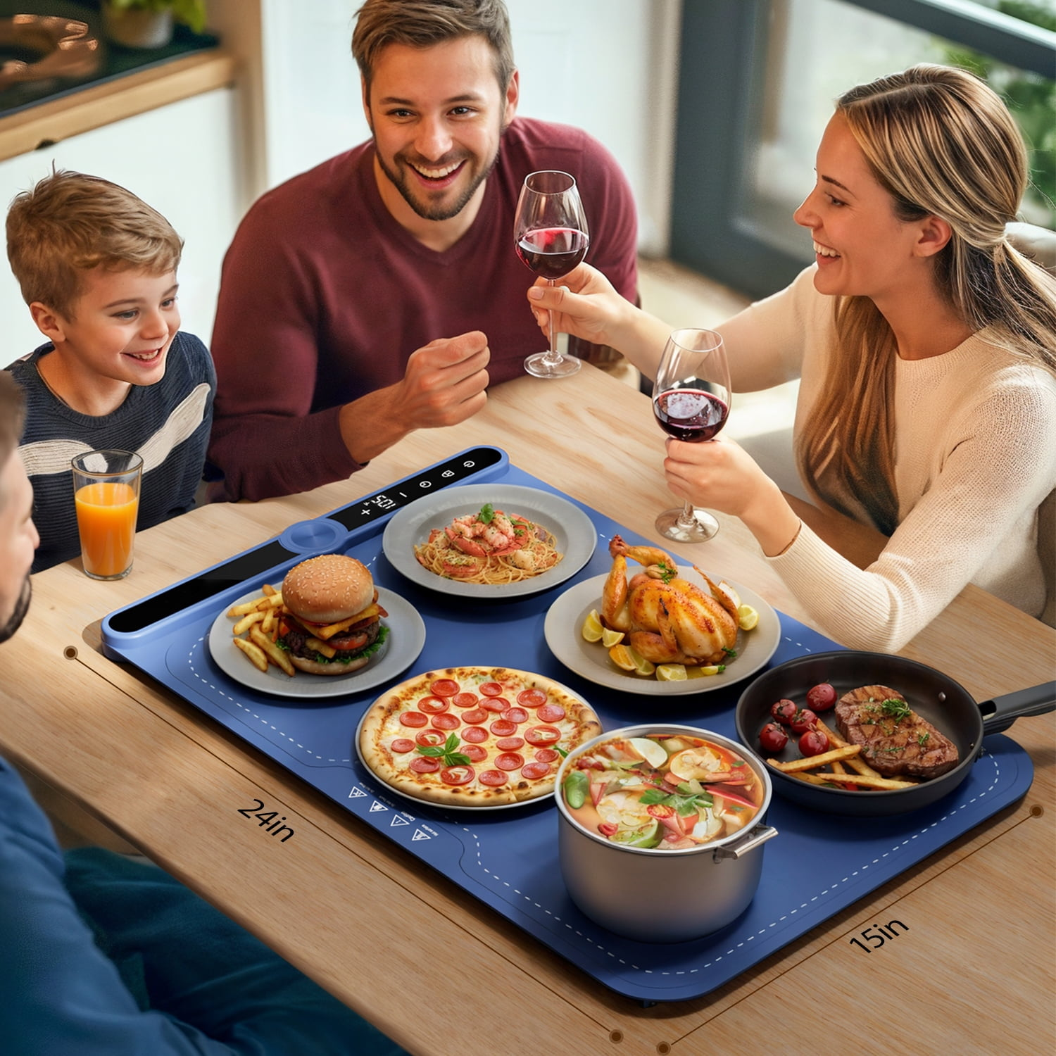 Glückliche Familie an einem Tisch mit einer großen Warmhalteplatte voller Gerichte wie Pizza, Burger, Hähnchen und Pasta.