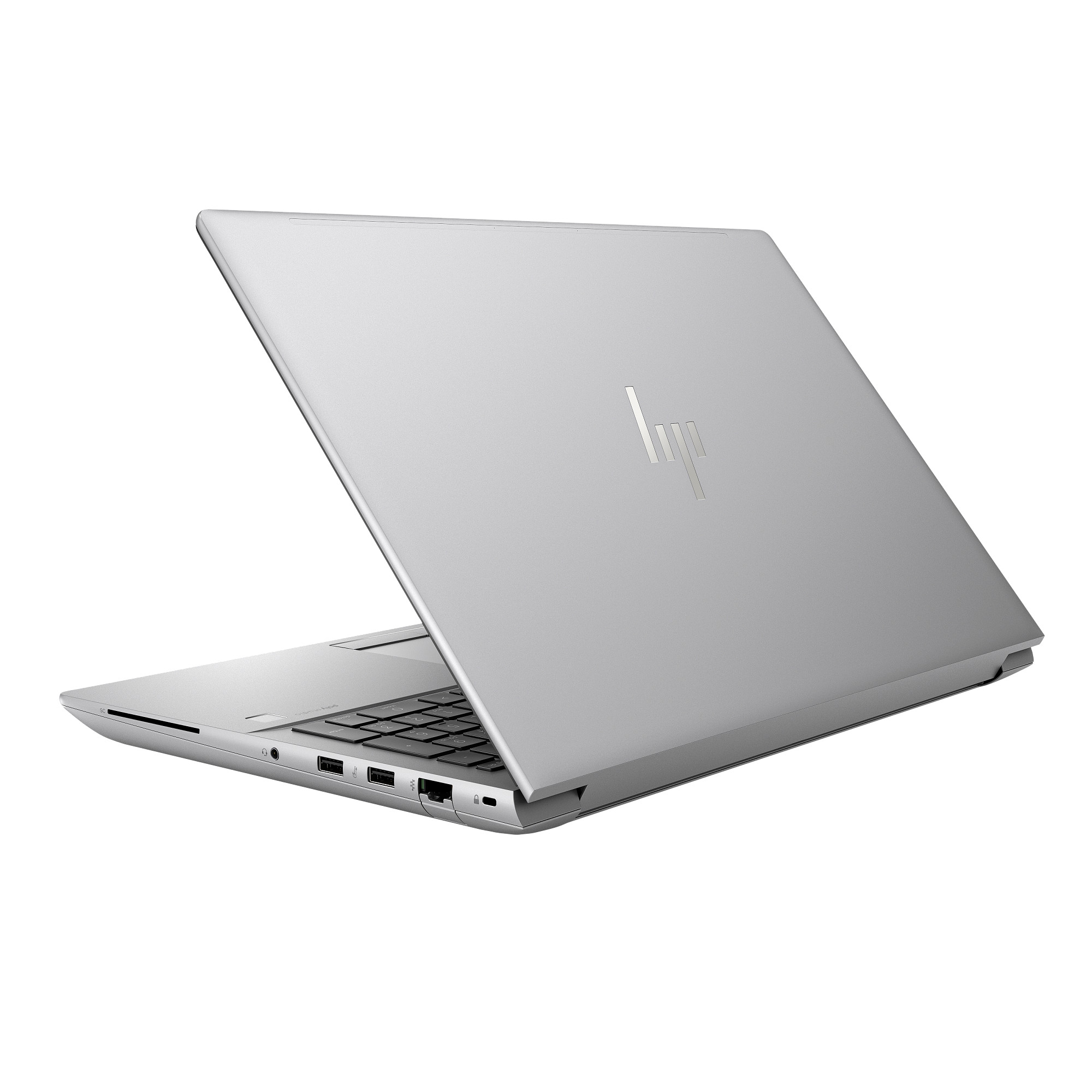 Ein silberner Laptop ist auf einer weißen Oberfläche teilweise geöffnet, mit sichtbaren Anschlüssen.