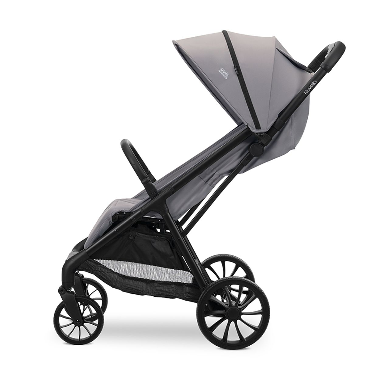 Ein moderner grauer Kinderwagen mit schwarzem Gestell und großen Rädern auf weißem Hintergrund.