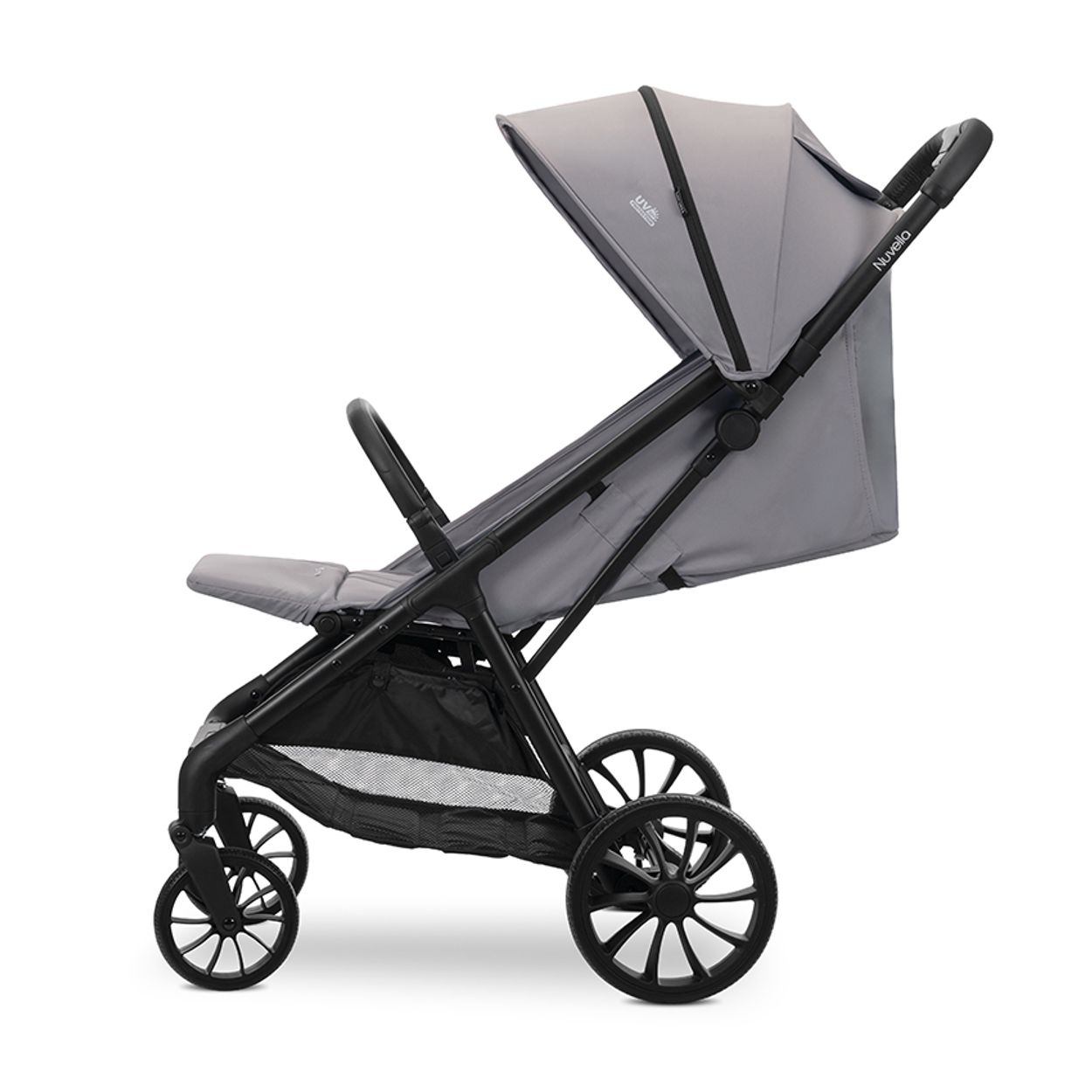 Ein moderner, grauer und schwarzer Kinderwagen in der Seitenansicht vor weißem Hintergrund.