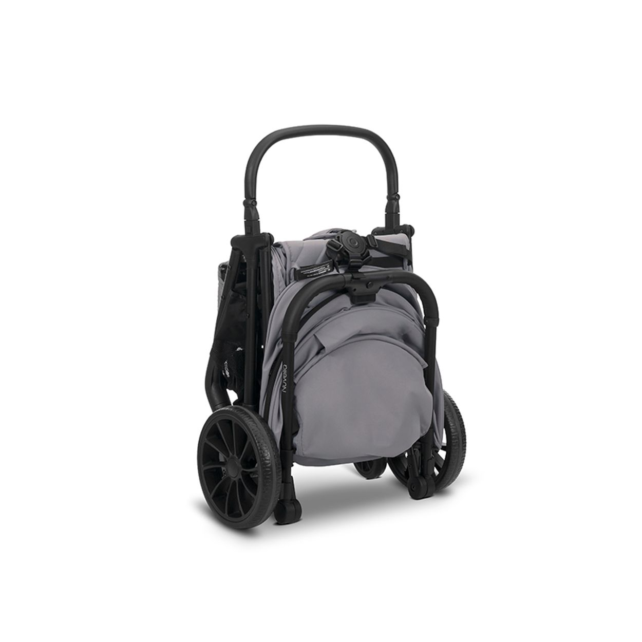 Ein zusammengeklappter grauer Kinderwagen mit schwarzem Gestell und vier Rädern vor weißem Hintergrund.