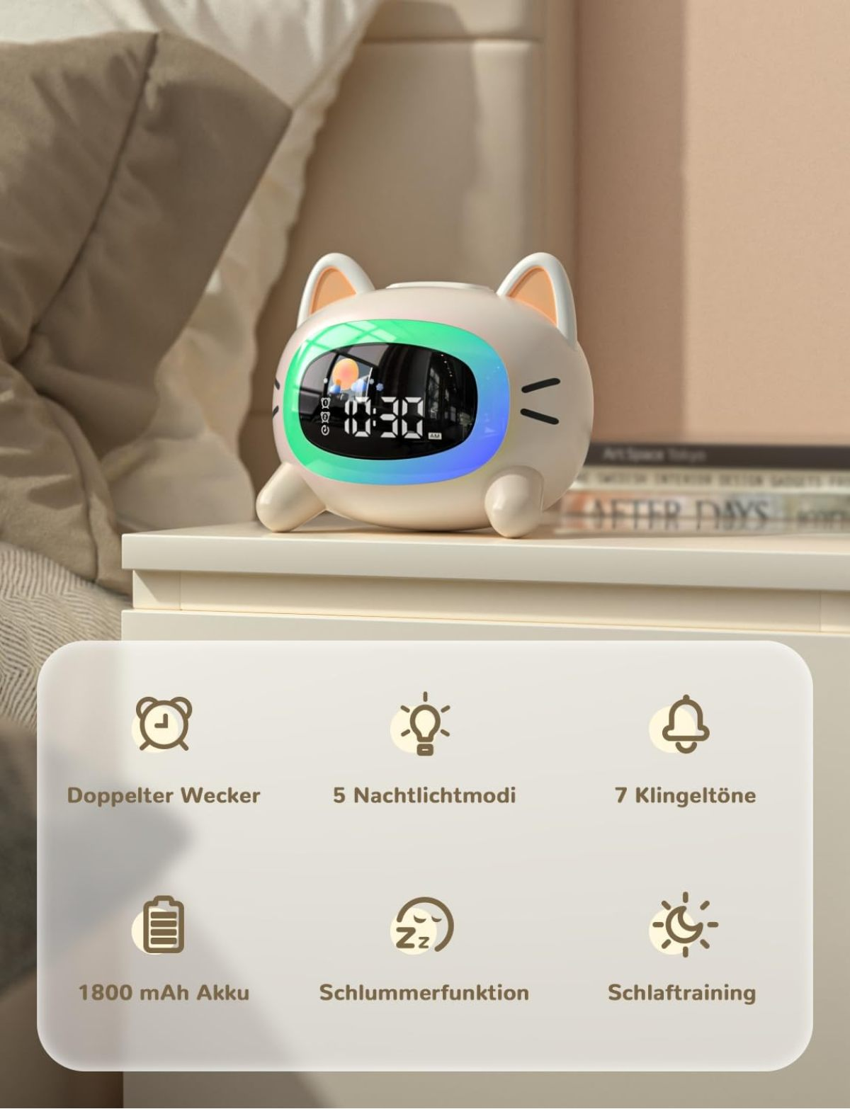 Ein weißer, katzenförmiger Digitalwecker mit Beleuchtung und Symbolen für Funktionen wie Akku und Wecker.