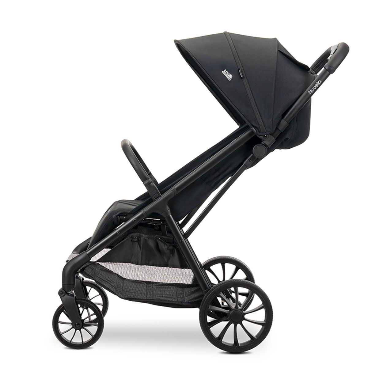 Ein schwarzer Kinderwagen mit großem Verdeck, Korb und Speichenrädern auf weißem Hintergrund.