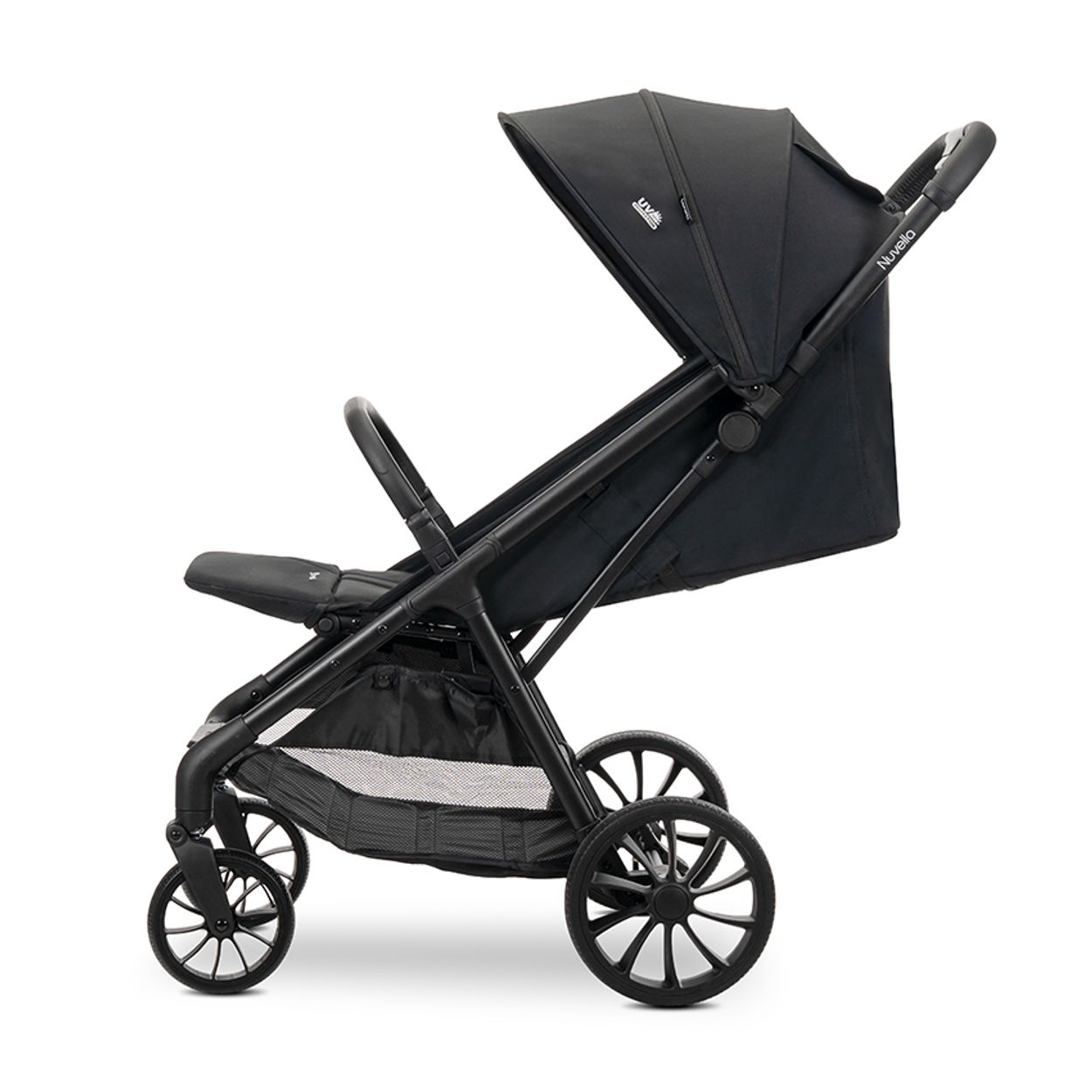 Ein moderner schwarzer Kinderwagen mit großem Verdeck, Becherhalter und einem Ablagekorb unten auf weißem Grund.
