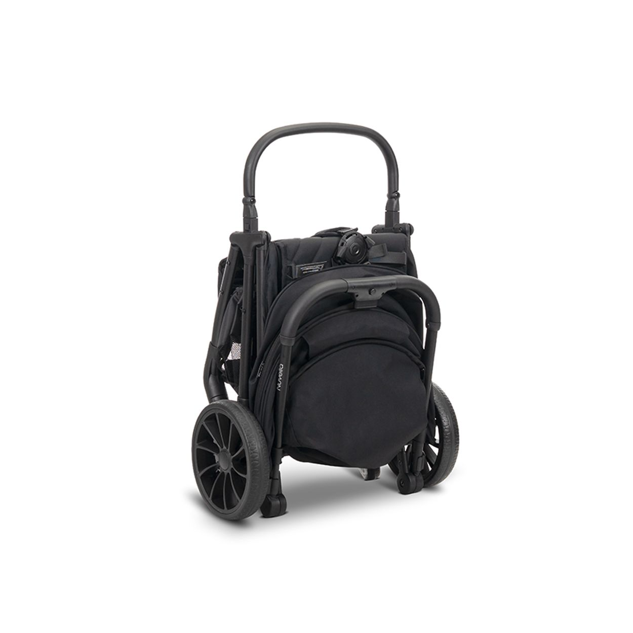 Ein zusammengeklappter schwarzer Kinderwagen auf weißem Hintergrund.