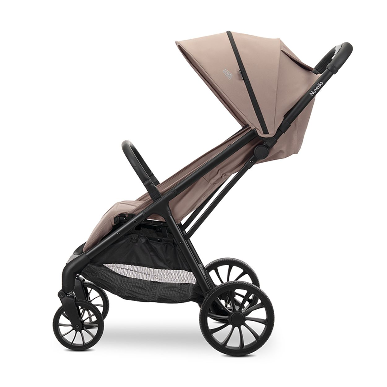 Seitenansicht eines beigen Kinderwagens mit schwarzem Gestell auf weißem Hintergrund.