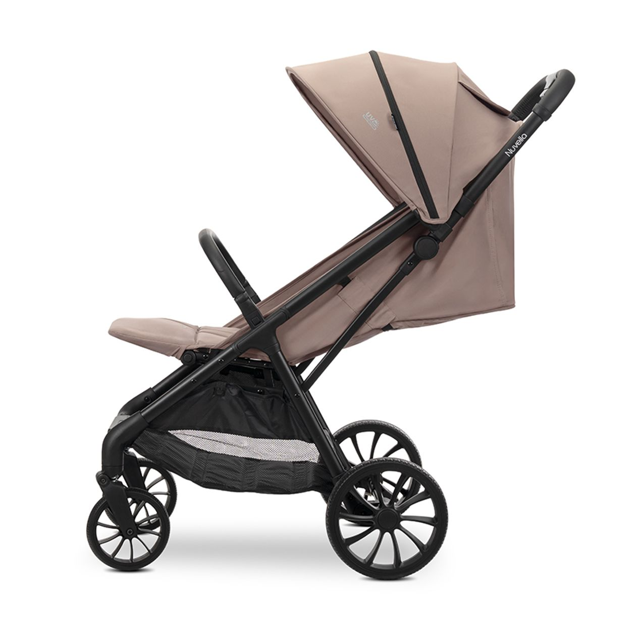 Ein moderner beiger Kinderwagen mit schwarzem Rahmen und Korb steht auf weißem Grund.