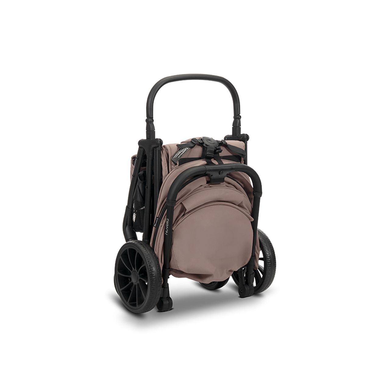 Ein zusammengeklappter, beigefarbener Kinderwagen mit schwarzem Rahmen steht auf weißem Hintergrund.