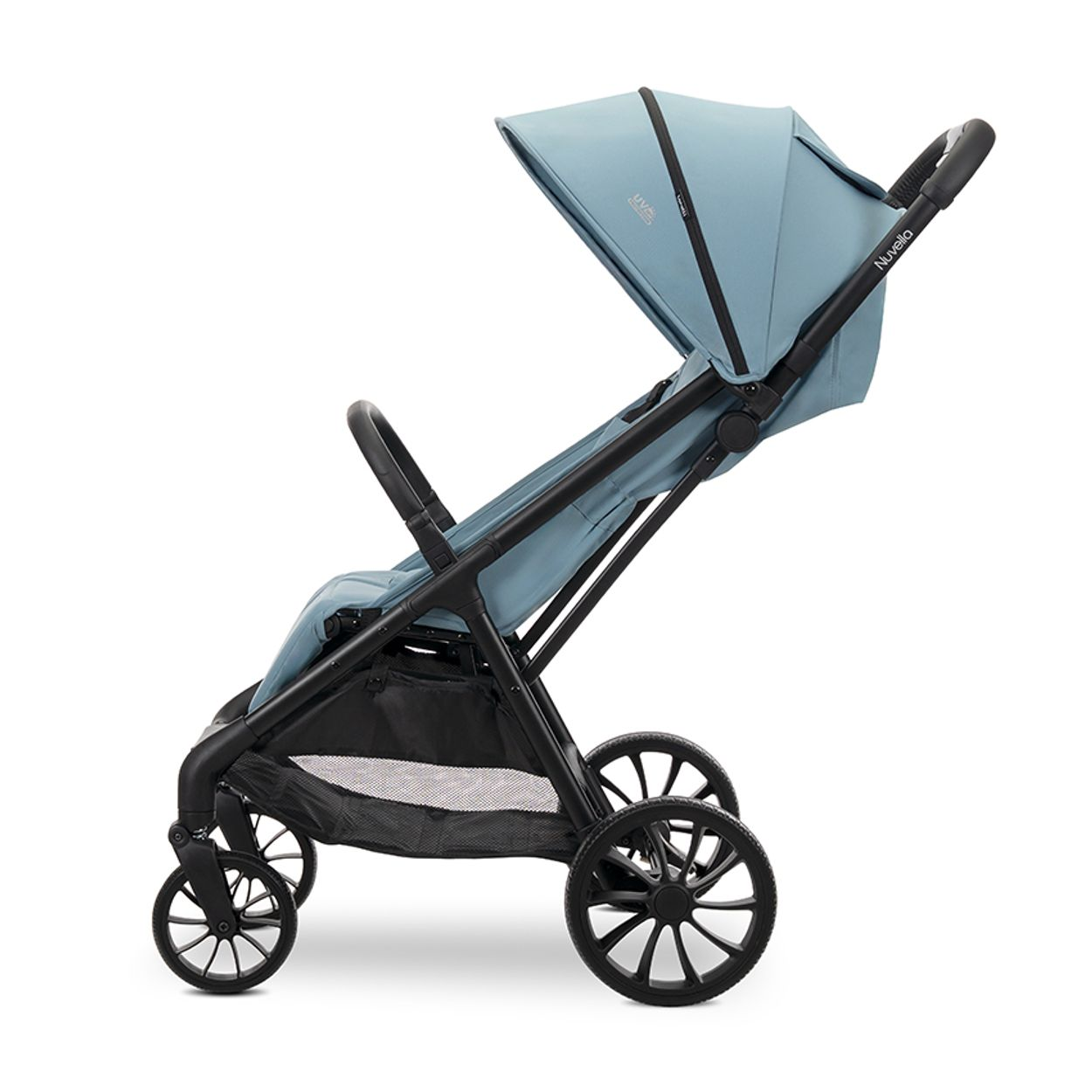 Ein hellblauer Kinderwagen mit schwarzem Gestell und großen Rädern vor weißem Hintergrund, von der Seite.