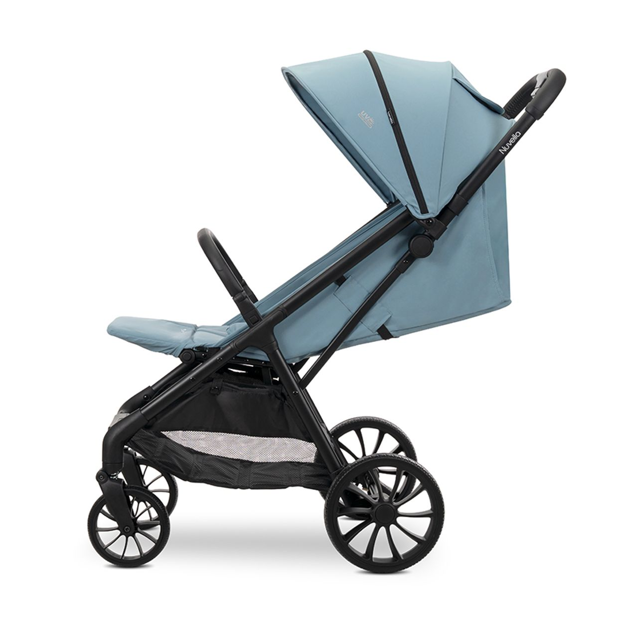 Ein hellblauer Kinderwagen mit schwarzem Gestell und großen Rädern vor weißem Hintergrund.