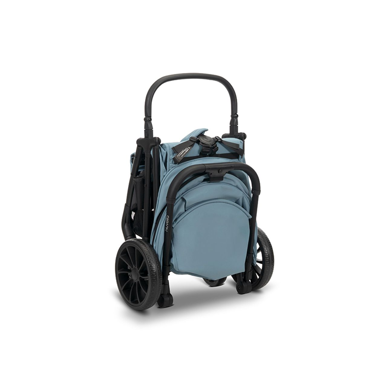 Ein zusammengeklappter blauer Kinderwagen mit schwarzem Rahmen auf weißem Hintergrund.