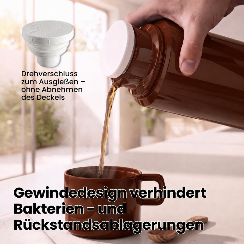 Eine braune Thermoskanne gießt Kaffee in eine braune Tasse, mit Texten zur Deckelfunktion und Hygiene.