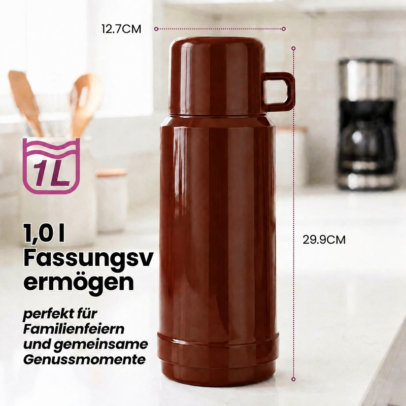 Glänzende braune Thermoskanne auf einer Küchenarbeitsplatte mit Maßangaben.