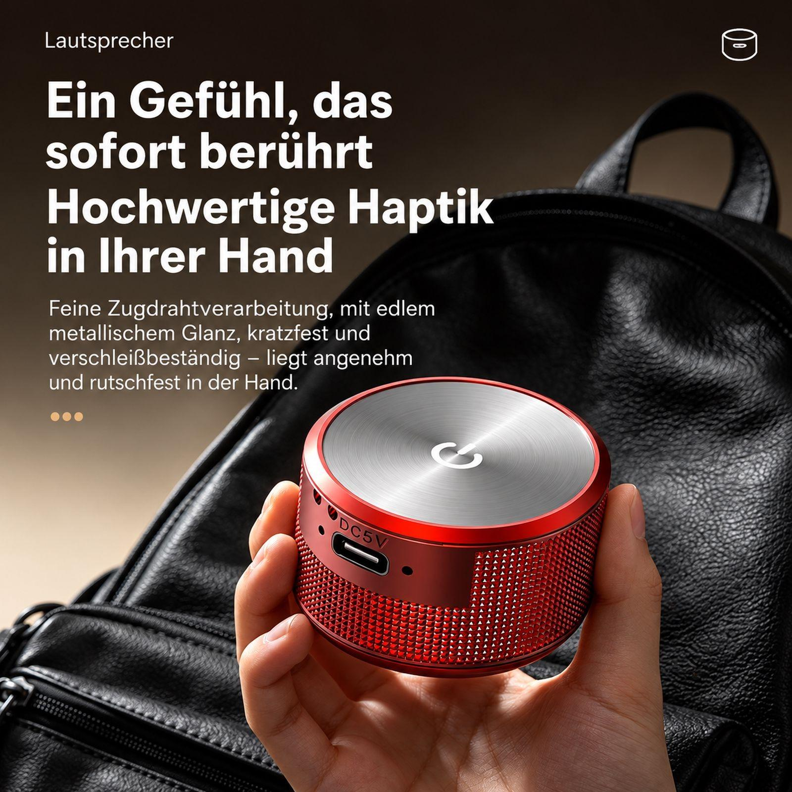 Eine Hand hält einen kleinen, roten runden Bluetooth-Lautsprecher vor einem schwarzen Lederrucksack mit Text.