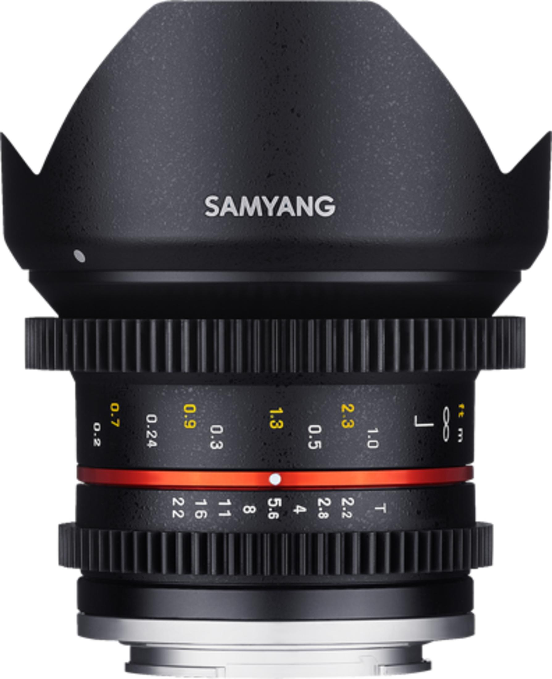 Samyang-Kameraobjektiv mit Gegenlichtblende, roten Details und Fokus-sowie Blendenringen.