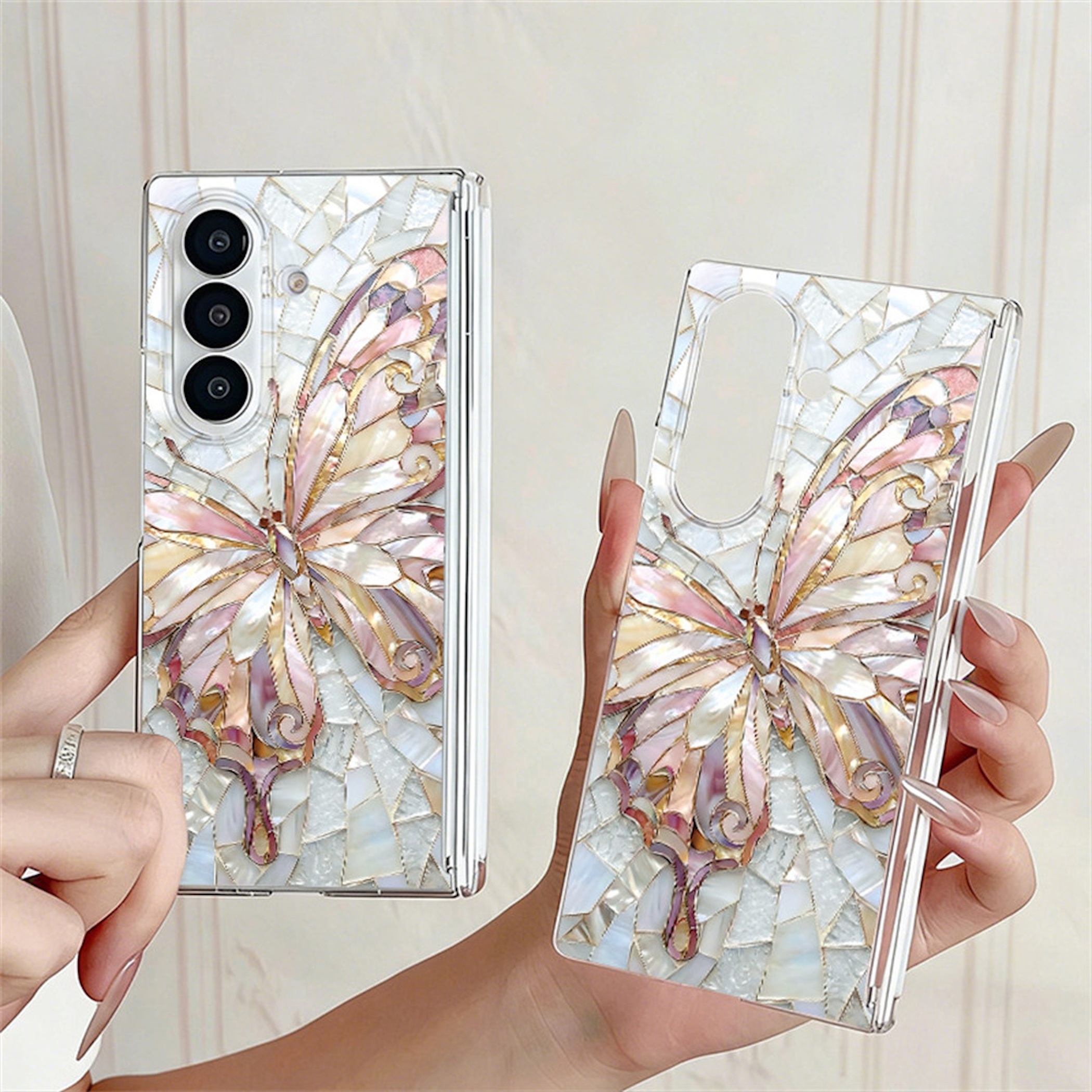 Zwei Hände zeigen Smartphone-Hüllen mit Perlmutt-Mosaik und Schmetterlingsmotiv.