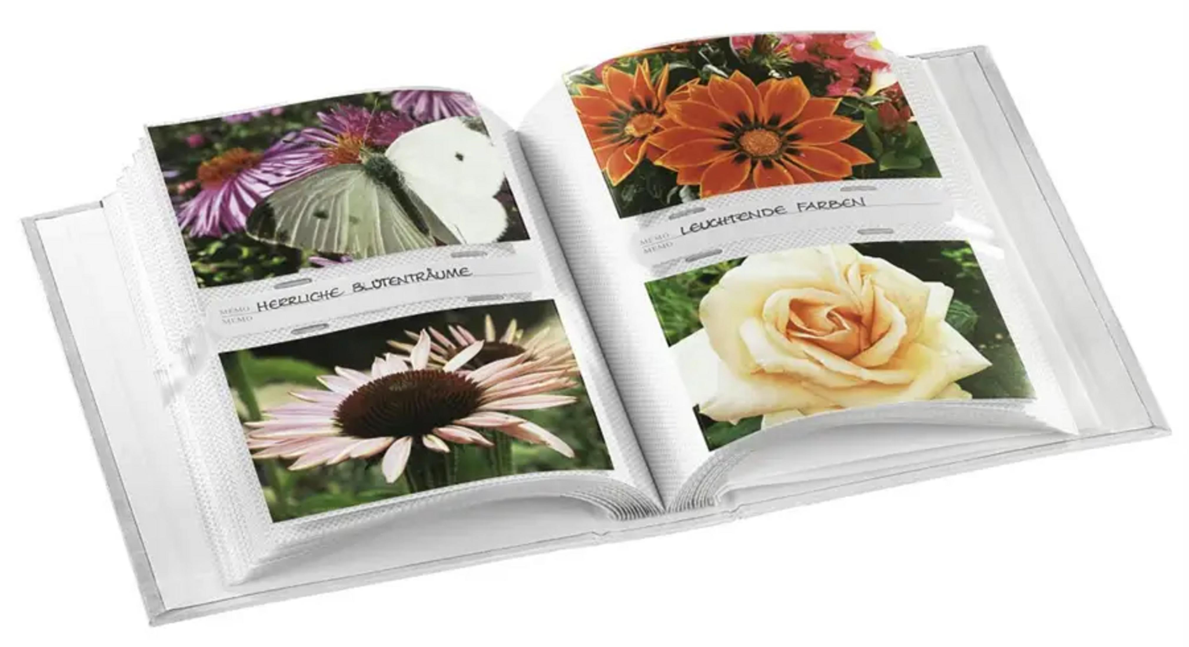Ein Fotoalbum mit offenen Seiten zeigt Bilder von bunten Blumen und einem Schmetterling.