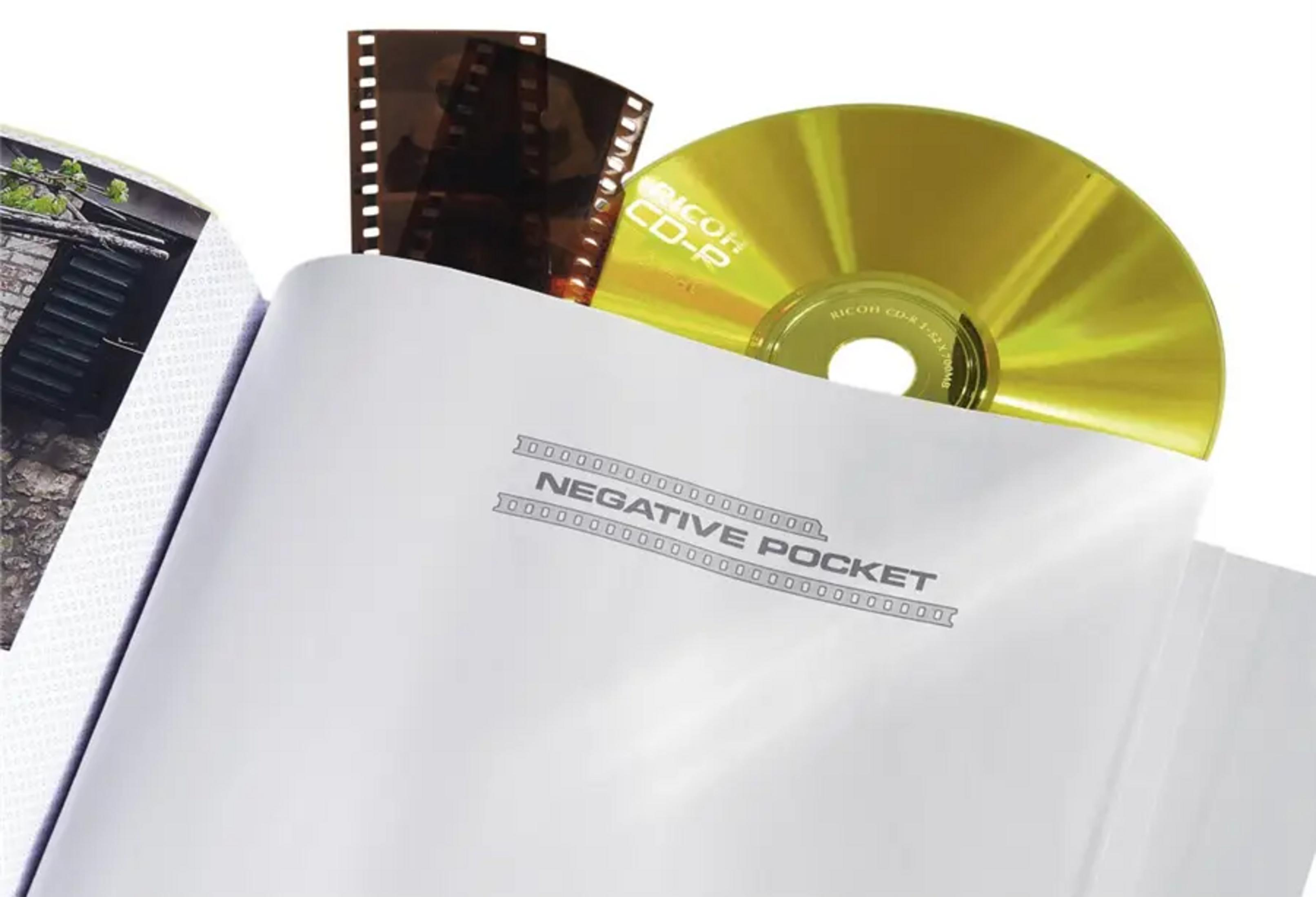 Eine Negativtaschenseite mit eingelegten Filmstreifen und einer gelben CD-R.