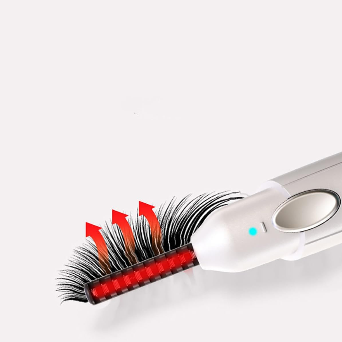 Ein elektrischer Wimpernzange mit rotem Licht formt schwarze Wimpern.