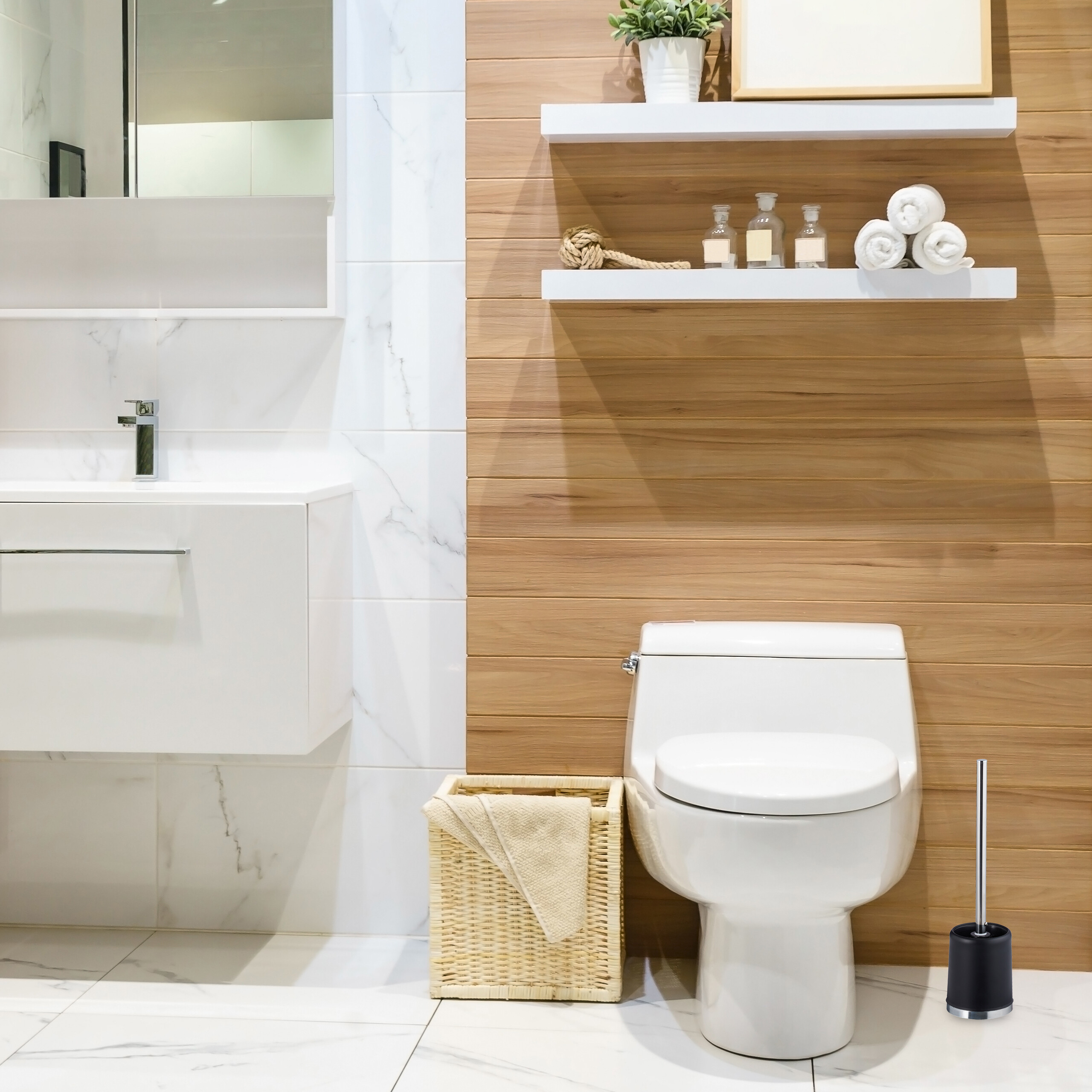 Modernes Badezimmer mit weißem WC, Holzwand, Waschbecken, Regalen und Korb.