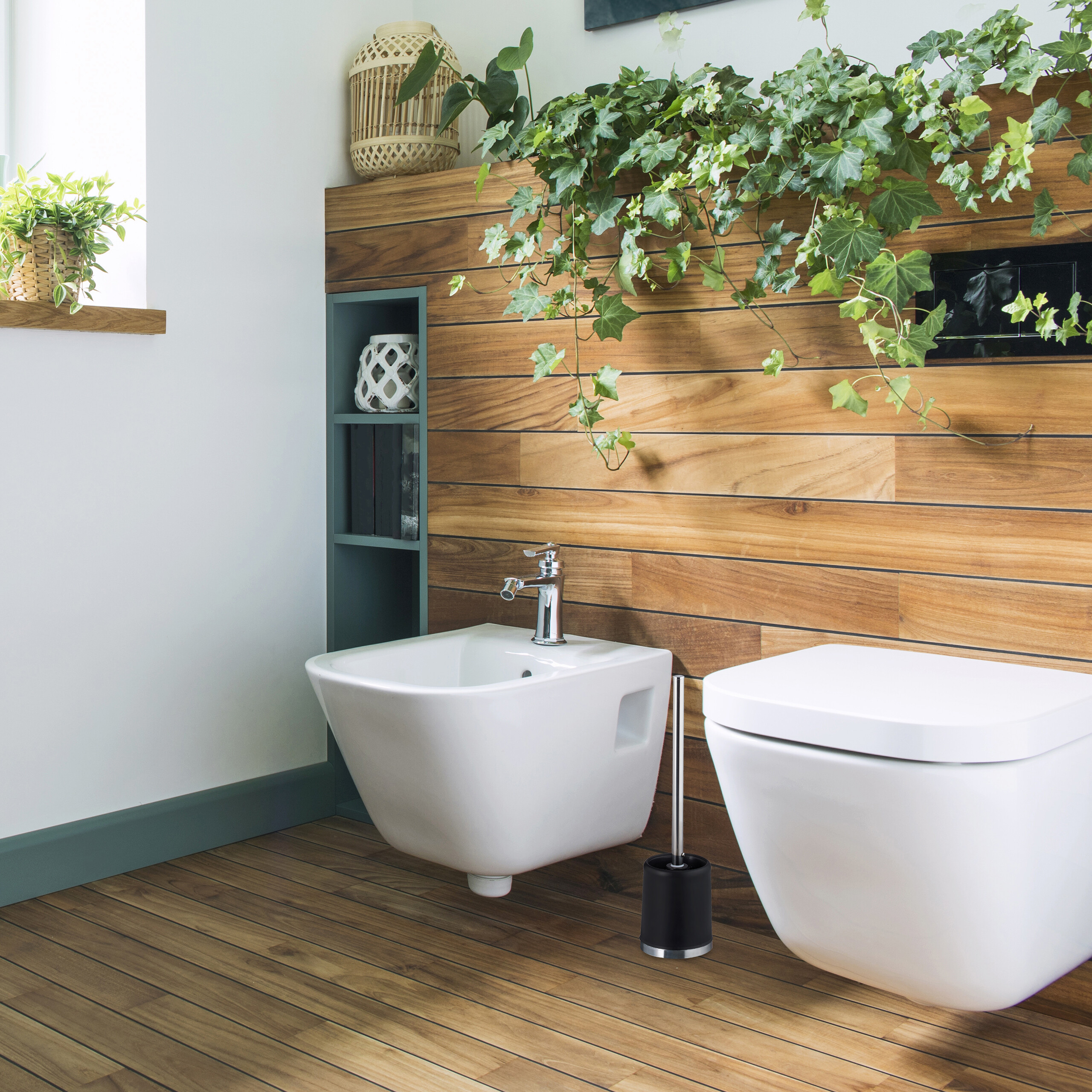 Moderne Badezimmer mit WC und Bidet vor Holztafelwand mit Hängepflanzen.