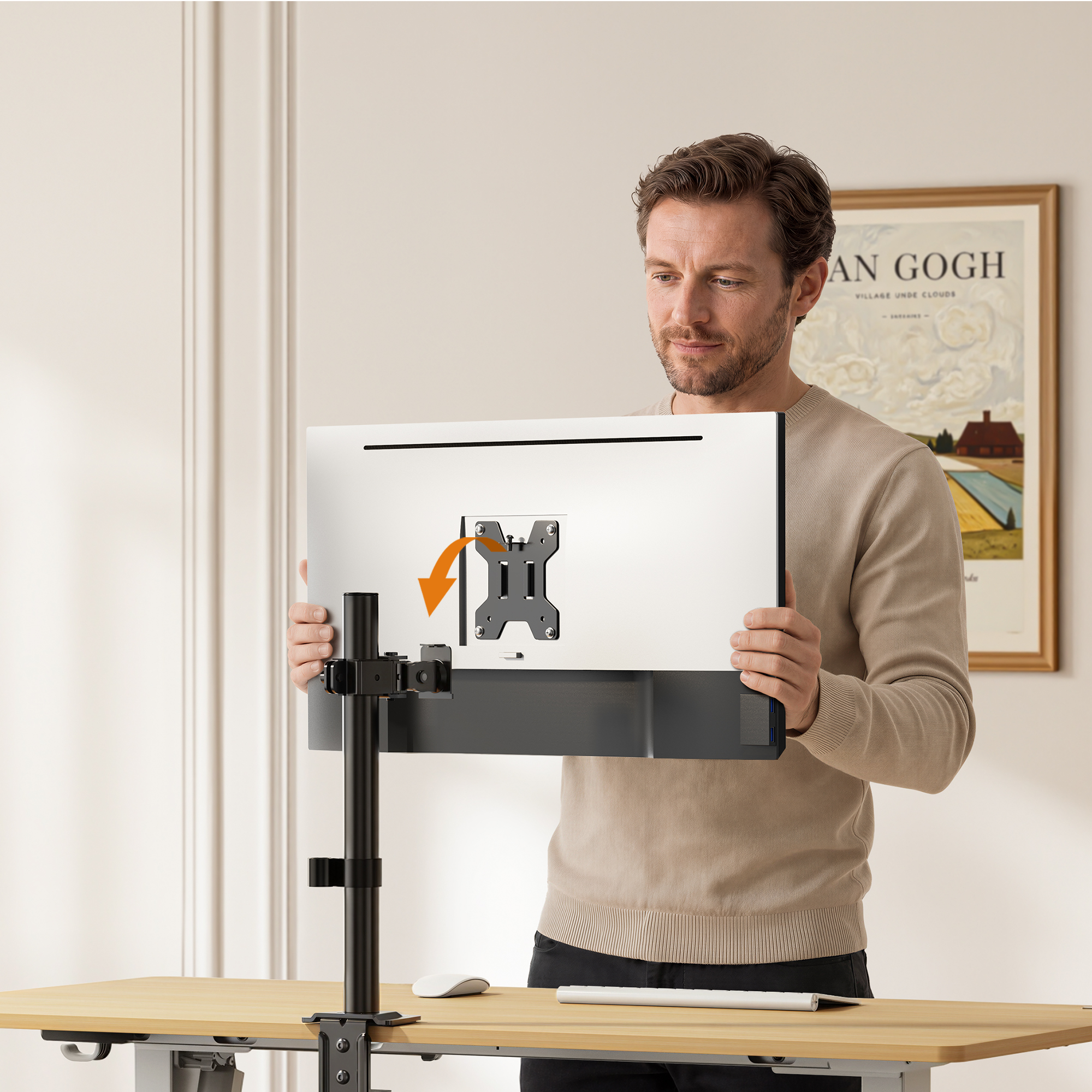 Ein Mann montiert einen Monitor an einem verstellbaren Tischarm mit VESA-Halterung.