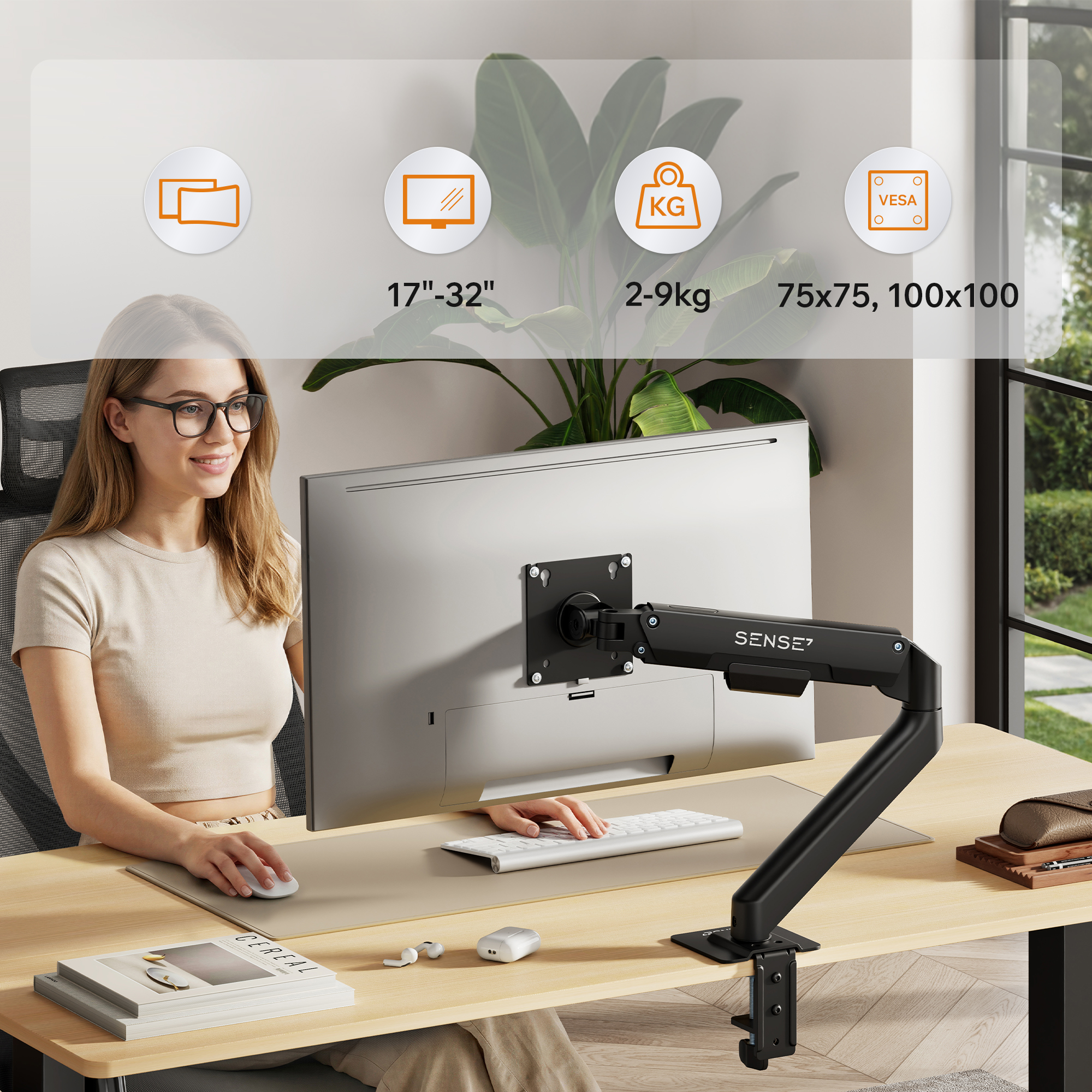 Eine Frau arbeitet an einem Schreibtisch mit einem Monitor an einem verstellbaren, schwarzen Monitorarm und Symbolen.