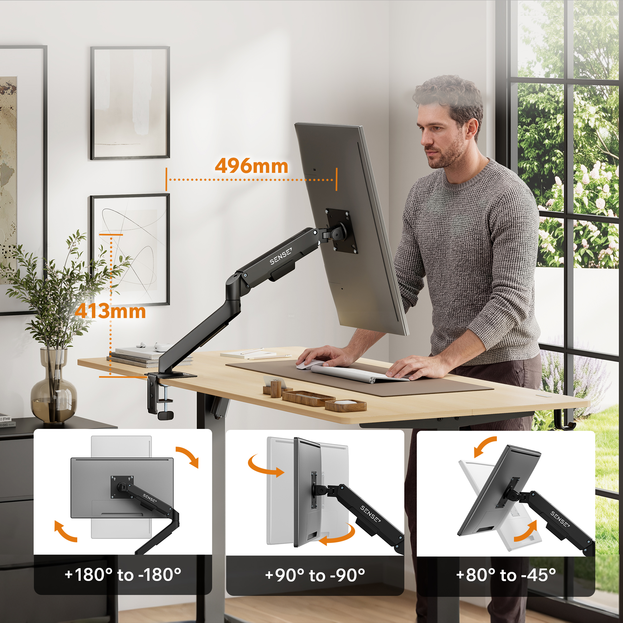 Ein Mann steht an einem Stehpult und verstellt einen Monitor an einem verstellbaren Arm.